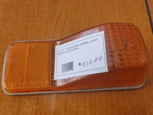 FRONT TURN DOOR SIGNAL LIGHT NISSAN UD (P/N0 2151414) USED