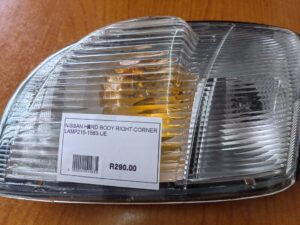 NISSAN HARDBODY RIGHT CORNER LAMP (P/N0 215-1583-UE) USED